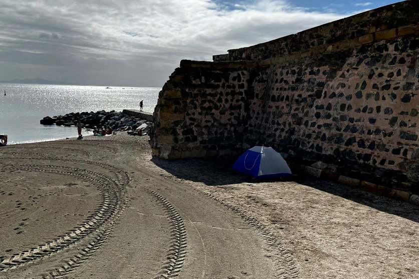 Tienda de campaña instalada en la playa de la Ribera / Cedida