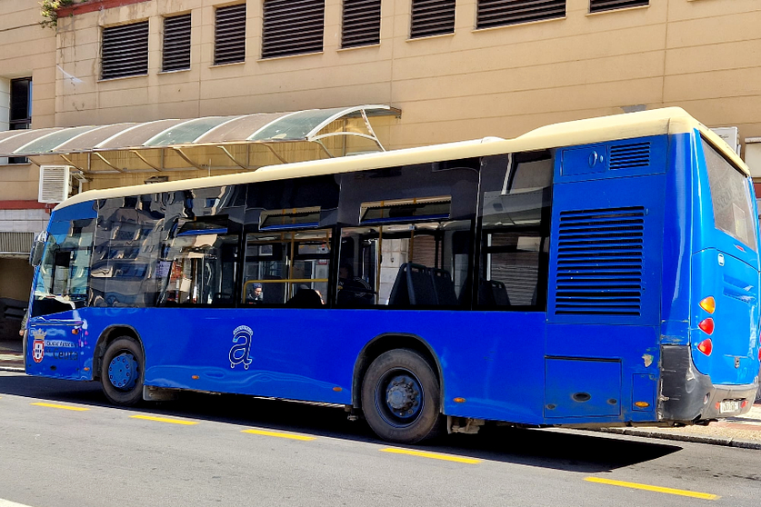 Autob&uacute;s en la parada del Mercado Central / Laura Ortiz