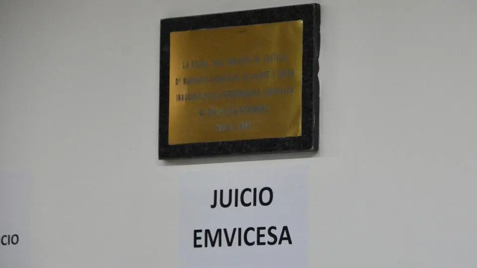  Cartel que anunciaba el juicio al inicio de la vista oral en la Audiencia./archivo 