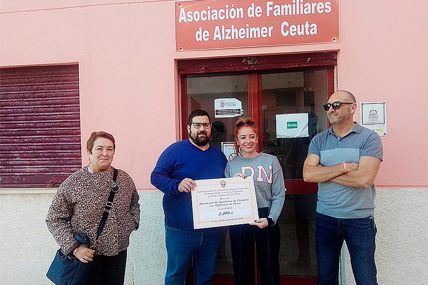 Entrega de la recaudación del IX Potaje Solidario de la Flagelación a AFA / César Martín