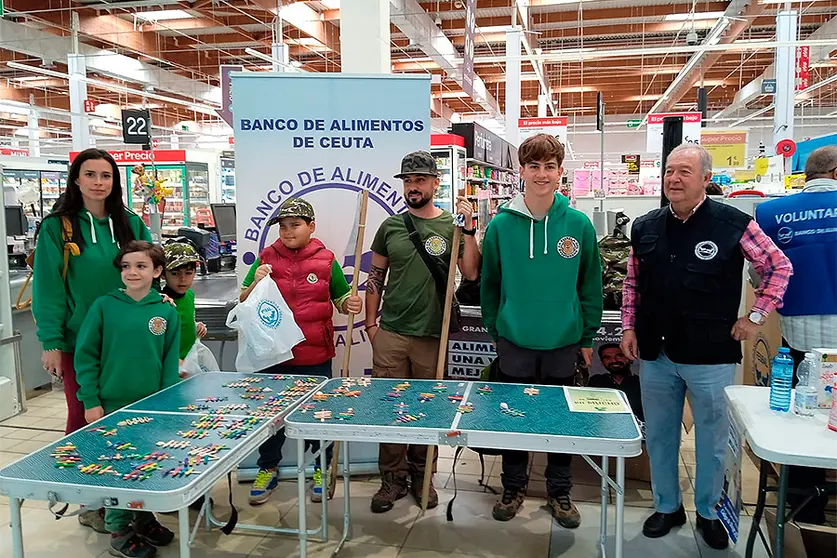 Gran recogida de alimentos / C&eacute;sar Mart&iacute;n