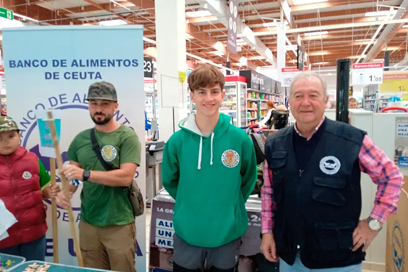 Gran recogida de alimentos / C&eacute;sar Mart&iacute;n