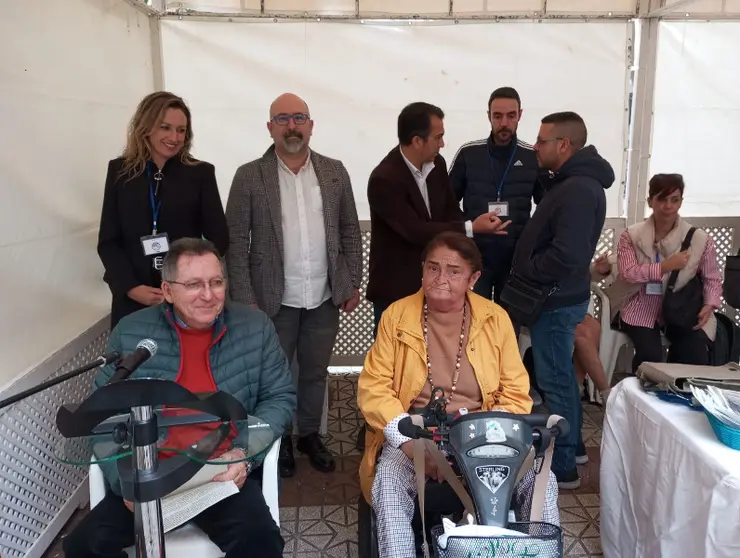 En primer t&eacute;rmino, Enrique Bellido y Mercedes Medina, rodeados de varios representantes de entidades del CERMI/ Juanjo Coronado