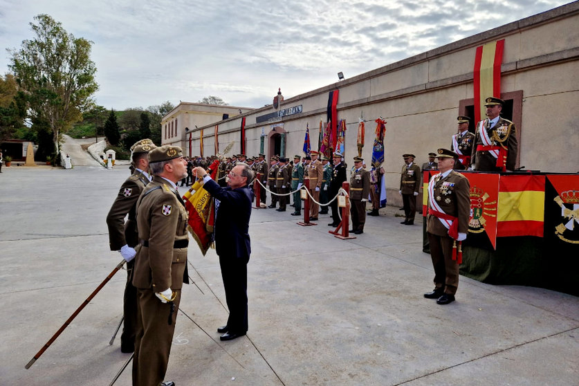 El presidente de la Ciudad coloca la cobarta acreditativa de la Medalla de la Autonomía al estandarte del RAMIX-30 / Ciudad Autónoma de Ceuta