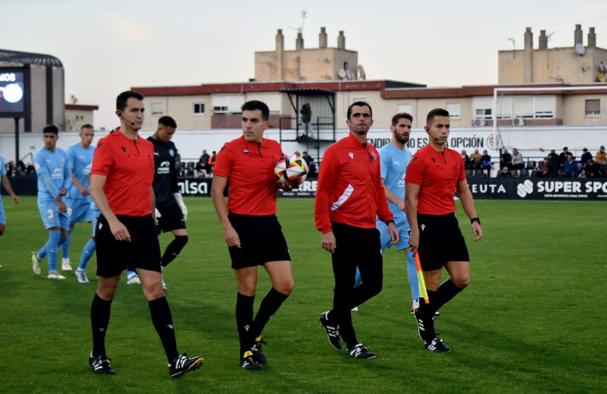 Equipo arbitral en la derrota de la AD Ceuta FC frente a la UD Ibiza