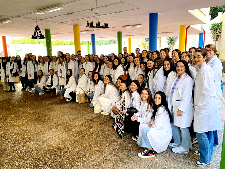 La UGR realiza la primera Jornada de Promoci&oacute;n de H&aacute;bitos Saludables en Colegio P&uacute;blico Andr&eacute;s Manj&oacute;n