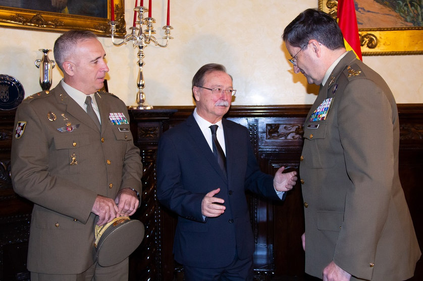 El presidente Vivas recibe el Jefe del estado Mayor del Ejército de Tierra 