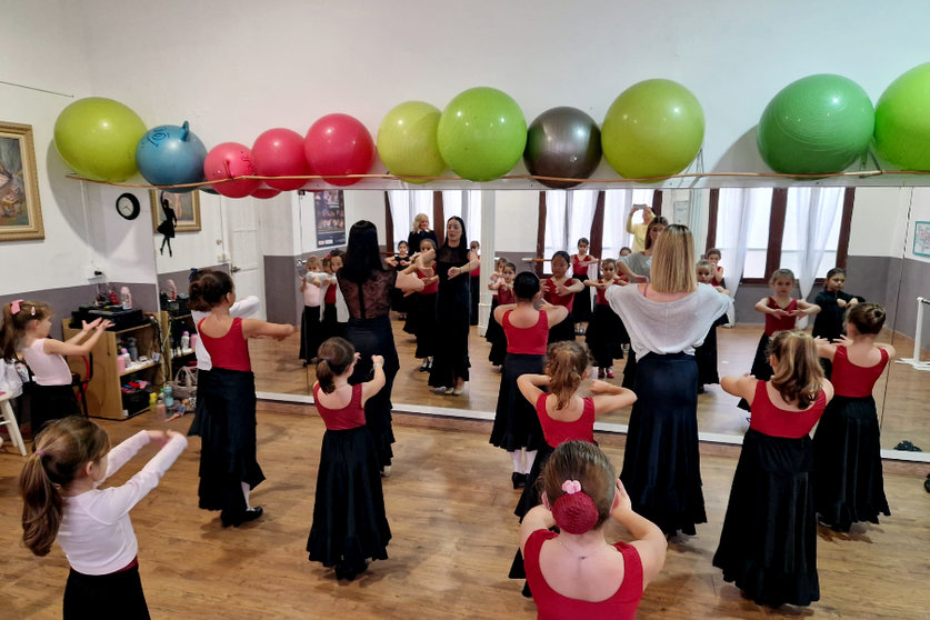 Ana Lara impartiendo una clase de flamenco en la Escuela de Danza de Rosa Founaud / Laura Ortiz
