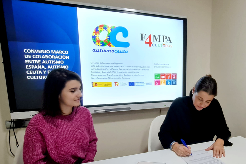 Momento de la firma del convenio entre Fampa 4 Culturas y Autismo Ceuta / Fampa 4 Culturas