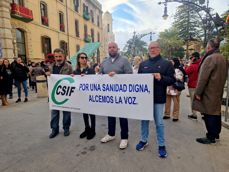 Los representantes de CSIF en la manifestación por una Sanidad Digna en Ceuta / Laura Ortiz