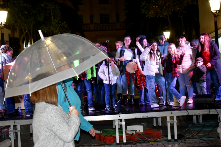 La 'Polvoron&aacute;' inunda el Revell&iacute;n de esp&iacute;ritu navide&ntilde;o pese a la lluvia 
