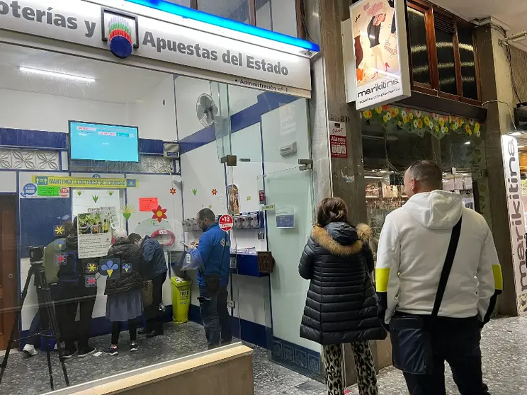 Varias personas guardan cola ante una administraci&oacute;n/ Dani Hern&aacute;ndez