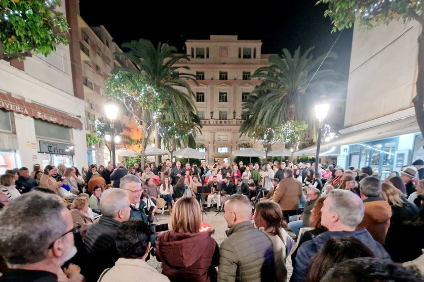 Ambientazo en la plaza de España con la Zambomba Rociera / Laura Ortiz