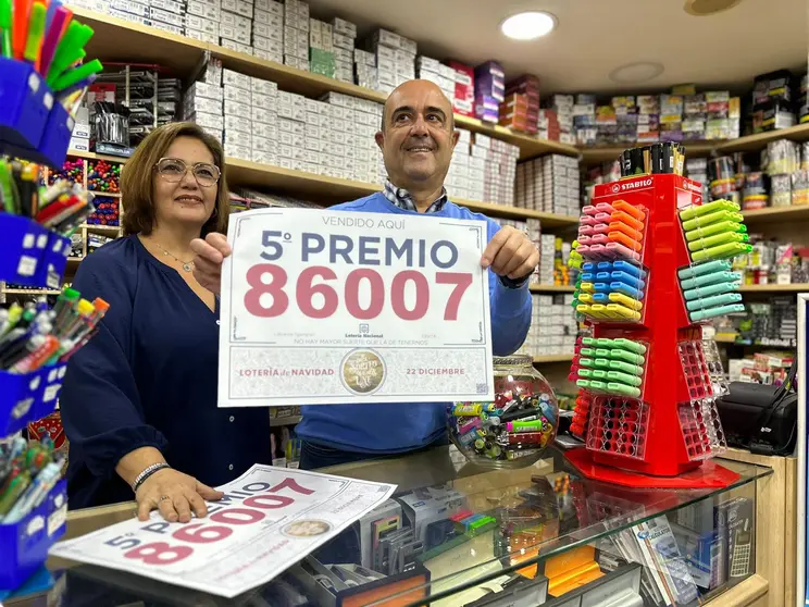 Emilio, junto a su esposa y el cartel que les acredita