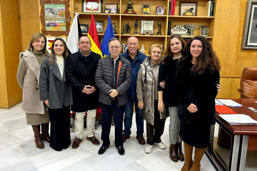 El presidente de la Ciudad se reúne con los representantes de la Cofradía de San Antonio / Ciudad Autónoma de Ceuta