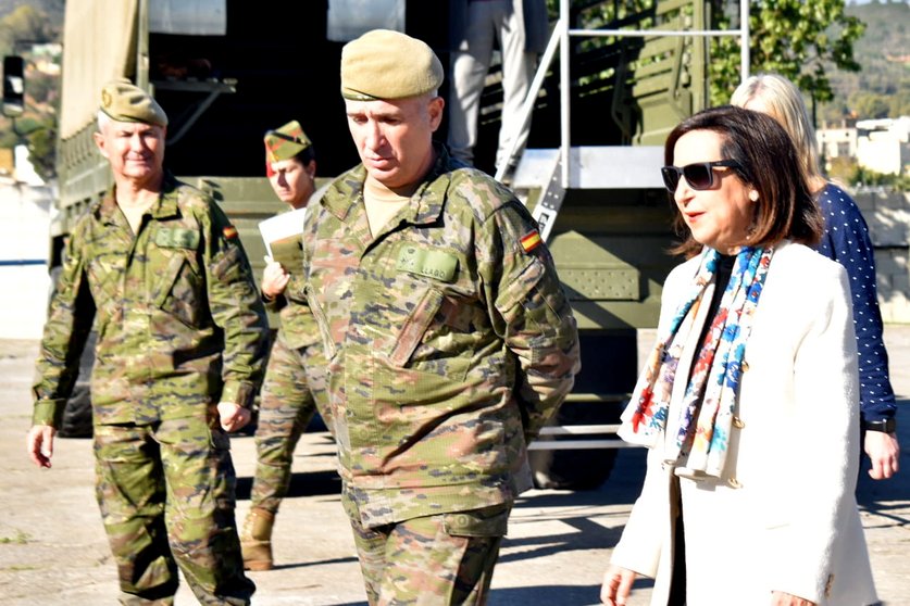 Robles durante una visita a Ceuta junto al Comandante General / Archivo