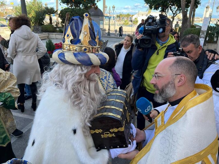 Uno de los reyes entrega un presente al vicario general de Ceuta/ Dani Hernández