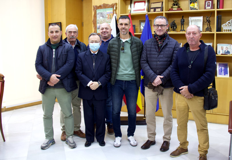 Vivas y Cecchi reciben a Rafael Molina, campeón de España de Pesca
