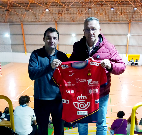 Entrega de la Camiseta de los Hispanos a la Fampa 4 Culturas