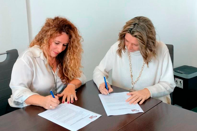 Firma del acuerdo entre ADESLAS y la CECE