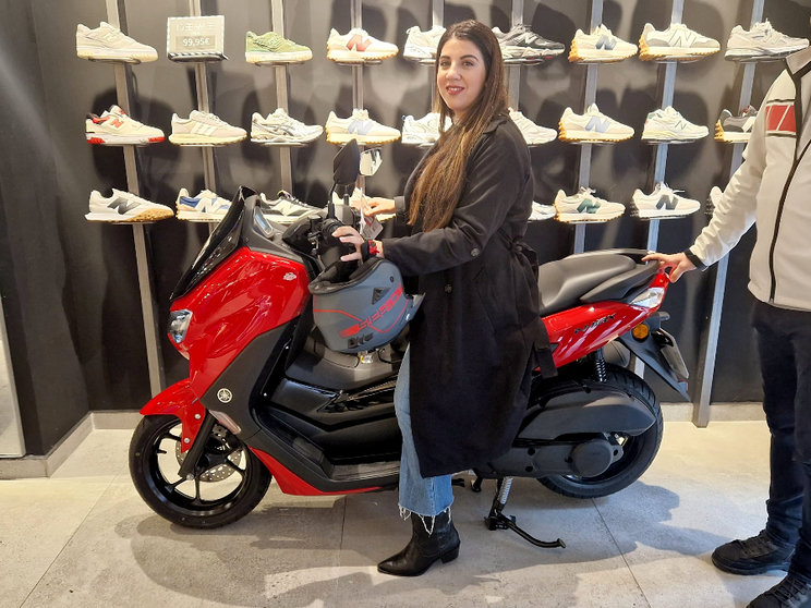 El Centro Comercial Abierto entrega la moto a la ganadora del Sorteo / Laura Ortiz