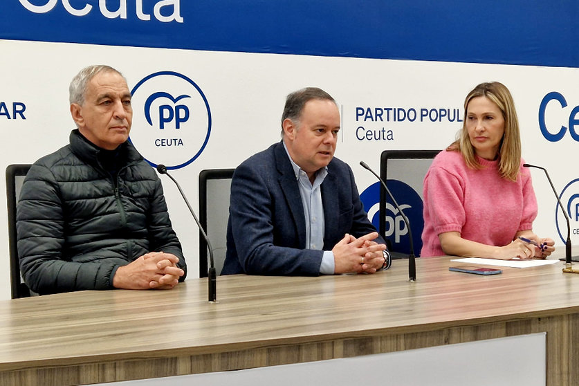 Los parlamentarios nacionales del PP durante su comparecencia de este lunes / Laura Ortiz
