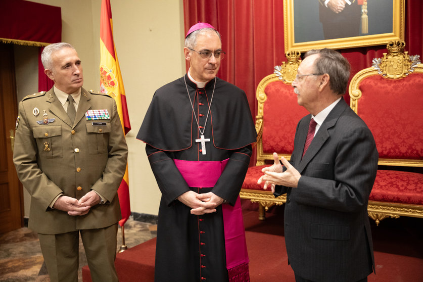 Vivas recibe al arzobispo castrense, monseñor Juan Antonio Aznárez 