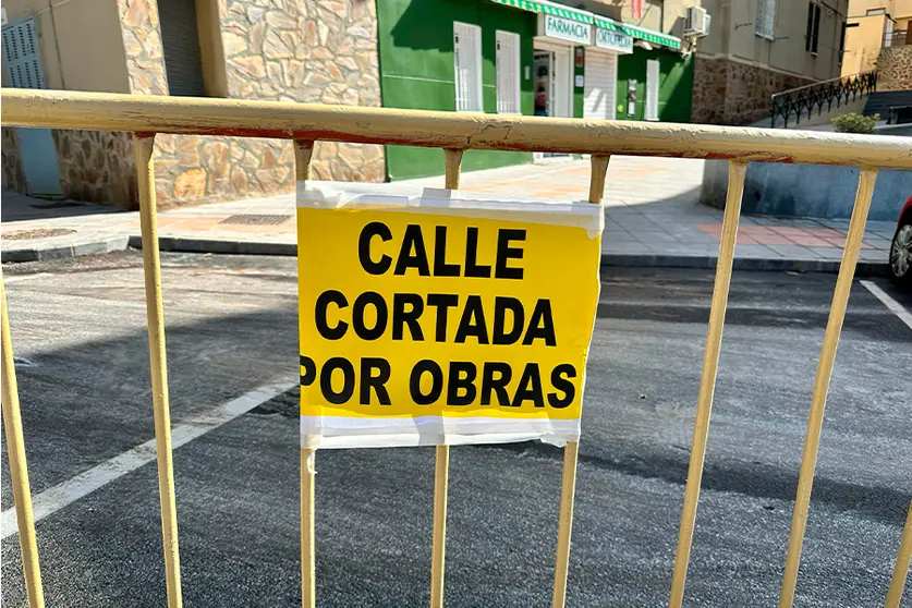 Zona de aparcamientos bloqueada en San Daniel / Mohamed Ettouileb