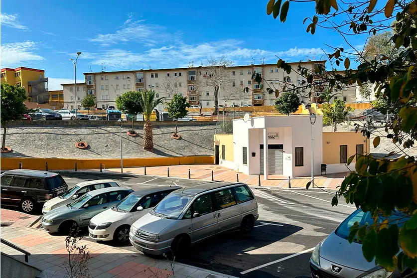 Zona de aparcamientos bloqueada en San Daniel / Mohamed Ettouileb