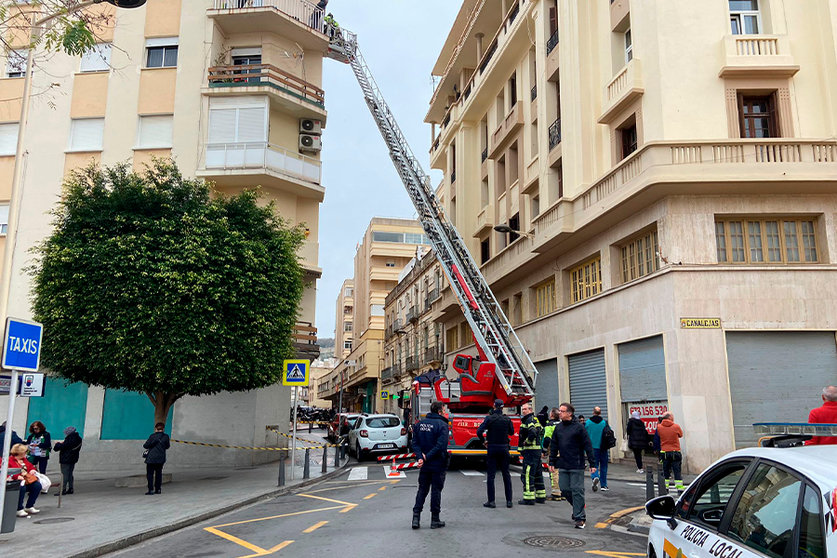 Los bomberos retiran elementos de la fachada en la Plaza Azcárate / Rafa Báez