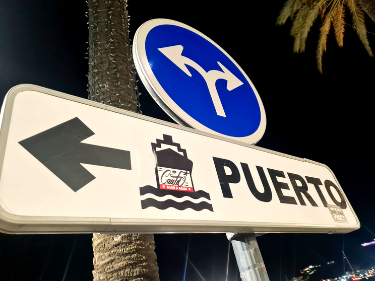 Se&ntilde;al de tr&aacute;fico que dirige a la Estaci&oacute;n Mar&iacute;tima de Ceuta _ Puerto