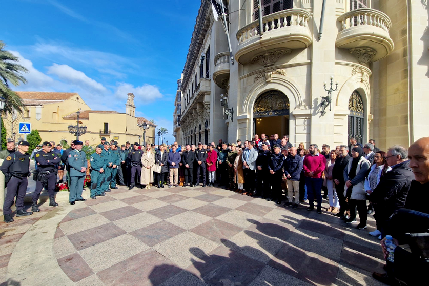 Minuto de silencio en homenaje a los agentes de la Guardia Civil asesinados en Barbate / Laura Ortiz
