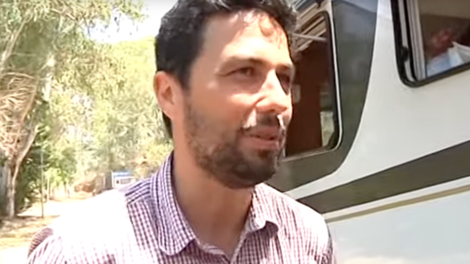  José Manuel González con su autocaravana promocionando su 'Vaya Viaje'./Captura de Ceuta TV 