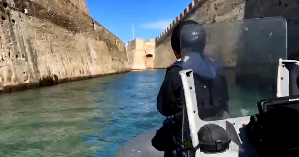 Así cruza el foso de Ceuta el patrullero de la Armada 'Isla de León' 