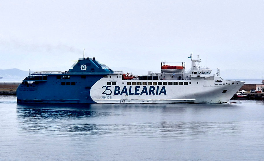 Barco Passió per Formentera, de Balearia, saliendo del Puerto de Ceuta