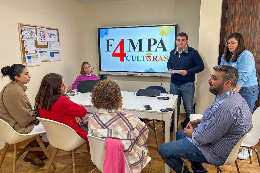El PSOE durante su reuni&oacute;n con la FAMPA 4 Culturas / PSOE