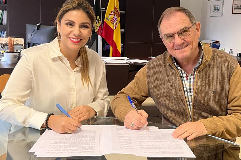Nabila Benzina y Manuel Gestal, durante la firma del convenio / Cedida