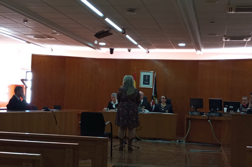 La mujer escucha la sentencia durante el juicio celebrado el martes/ Juanjo Coronado
