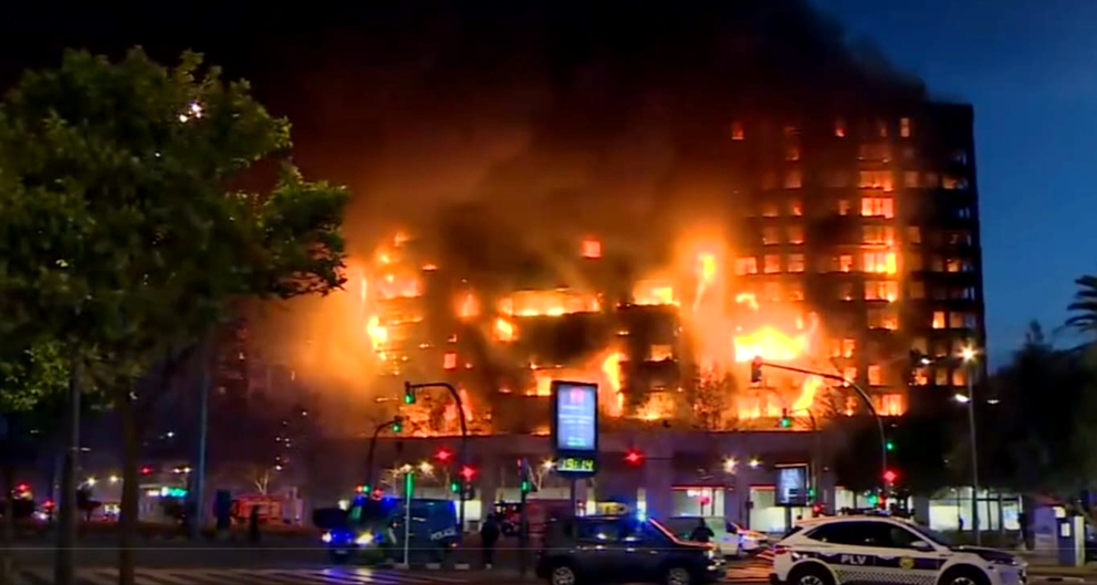 Un incendio calcina un edificio de 14 plantas en Valencia 