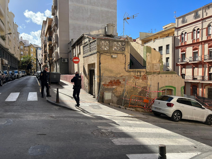 La vivienda, precintada por la Polic&iacute;a Local/ Dani Hern&aacute;ndez