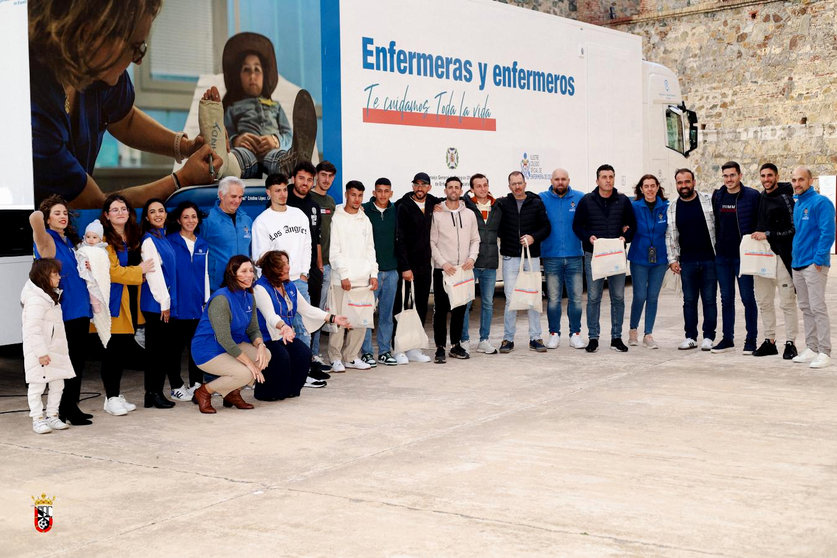 La AD Ceuta FC participa en los talleres de RCP del tráiler de la 'Ruta Enfermera' 