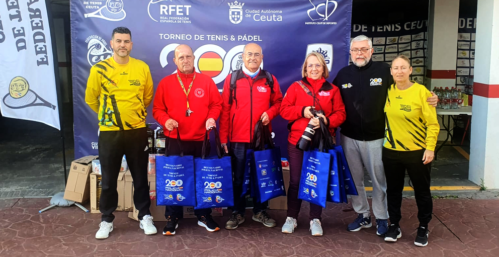'Fot&oacute;grafos Solidarios' dona 500 kilos de alimentos al Torneo de P&aacute;del y Tenis de la Polic&iacute;a 