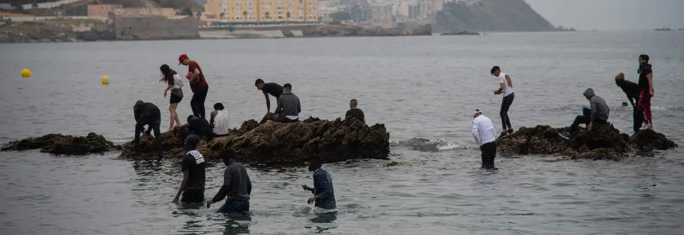 Intento de entrada de un grupo de inmigrantes en la playa del Tarajal / Archivo