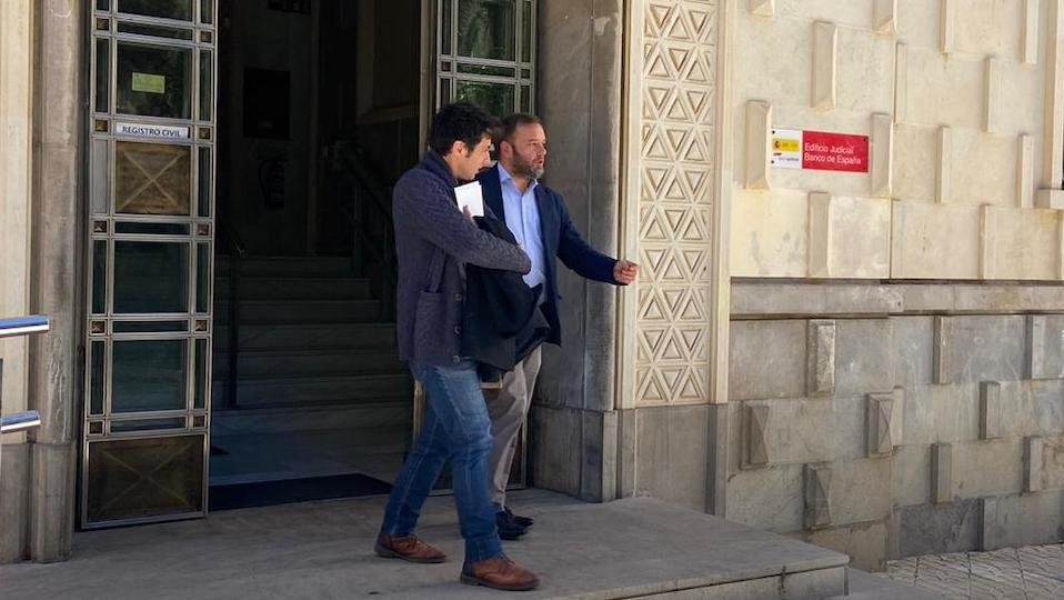 Manuel González, a la izquierda, saliendo de la Sede Juidicial del Banco de España junto a su abogado. 