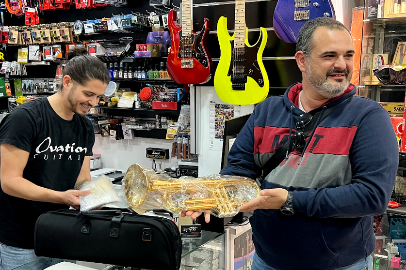 Juan Carlos N&uacute;&ntilde;ez, el ganador del tercer Rally de Compras, ha adquirido una trompeta para su hijo / Daniel Hern&aacute;ndez