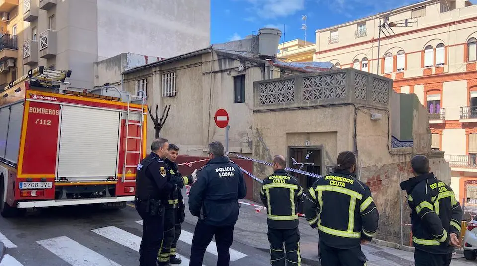  Polic&iacute;a Local y Bomberos en el 7 de la Calle Fern&aacute;ndez el d&iacute;a del desalojo. 