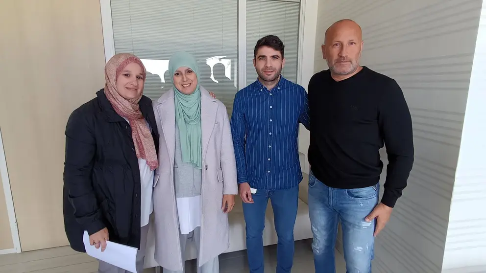  Los empresarios ceut&iacute;es Mois&eacute;s Wahnon y Rafael Bentolila han hecho entrega de su donativo a Hanan Abderrahaman y Halalr Mohamed de Mujeres An&oacute;nimas 