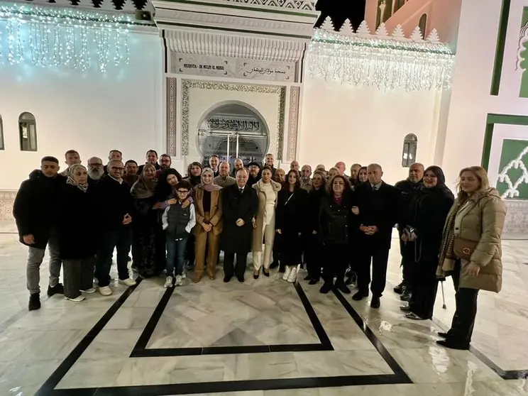 Foto de familia en la entrada a la mezquita/ Dani Hern&aacute;ndez