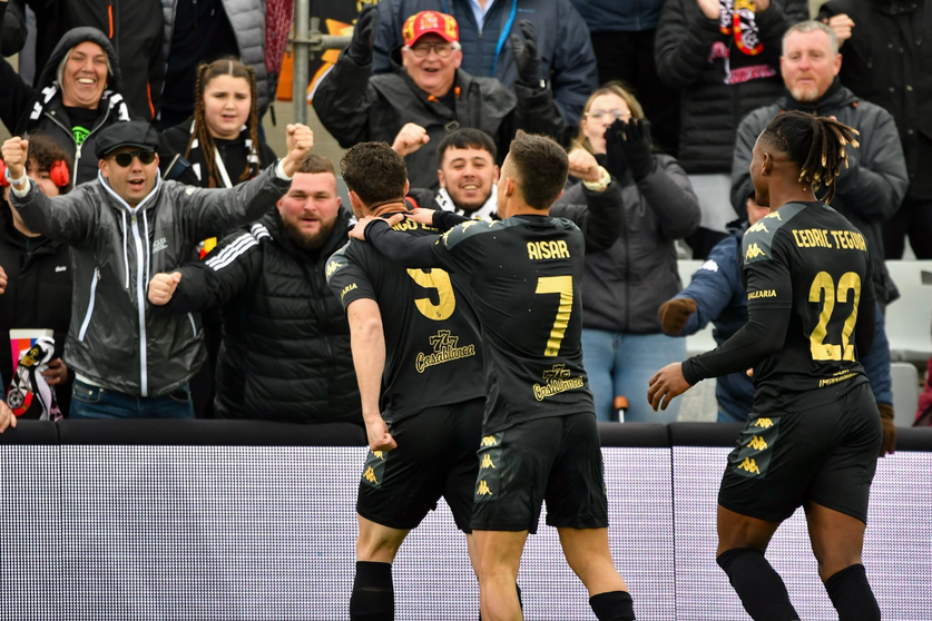 Rodri celebrando el gol con la afici&oacute;n de la AD Ceuta FC