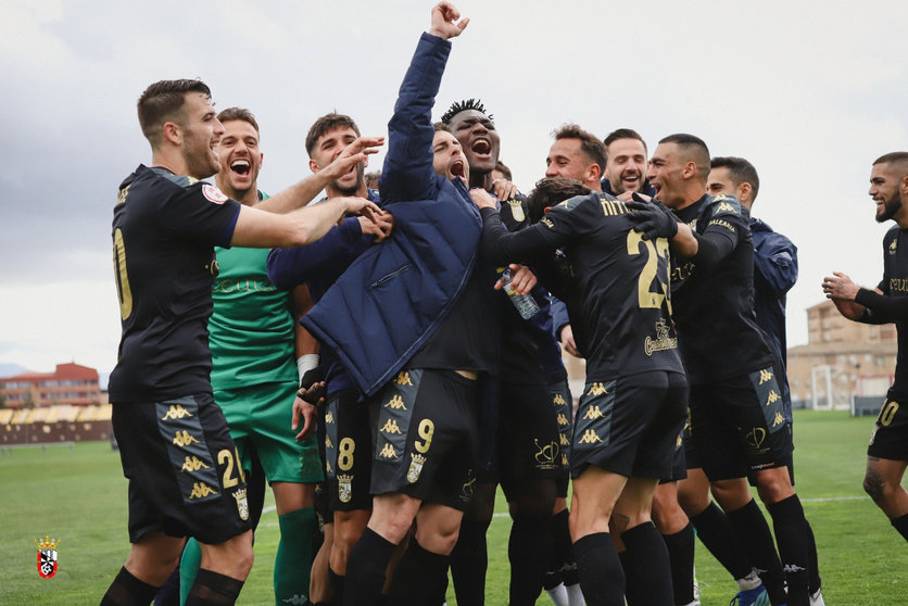 La AD Ceuta FC celebra la victoria en Granada 